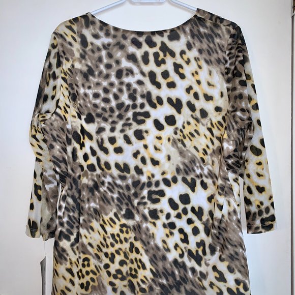 Professional top with cheetah print - Picture 3 of 3
